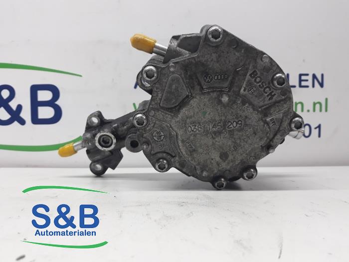 Brandstofpomp Mechanisch van een Volkswagen Golf VI (5K1) 1.9 TDI 2008