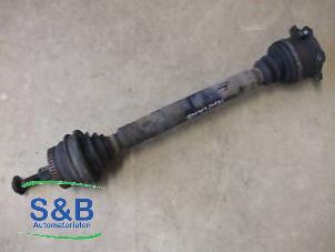 Begagnade Drivaxel, vänster fram Volkswagen Passat (3B2) 1.9 TDi 90 Pris € 80,00 Marginaltabell erbjuds av Schaap & Bron