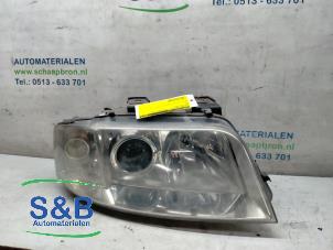 Używane Reflektor prawy Audi A6 Avant (C5) 2.5 TDI V6 24V Cena € 150,00 Procedura marży oferowane przez Schaap & Bron