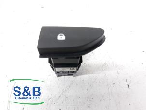 Gebruikte Centrale deurvergrendeling Schakelaar Renault Clio IV Estate/Grandtour (7R) 1.5 Energy dCi 90 FAP Prijs € 15,00 Margeregeling aangeboden door Schaap & Bron