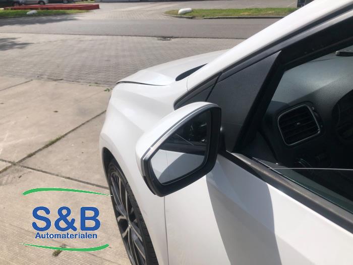 Buitenspiegel links van een Volkswagen Polo V (6R) 1.2 TDI 12V BlueMotion 2013