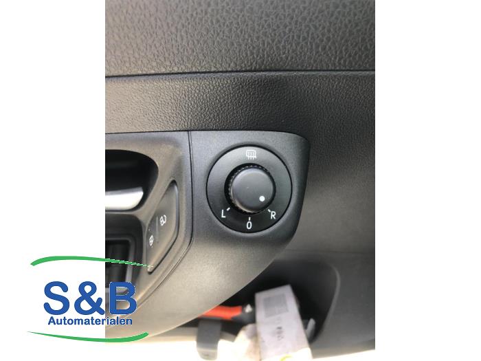 Buitenspiegel links van een Volkswagen Polo V (6R) 1.2 TDI 12V BlueMotion 2013