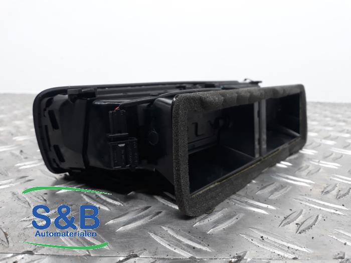 Luftmunstycke, instrumentbräda från en Volkswagen Passat Variant (365) 1.4 TSI 16V 2011