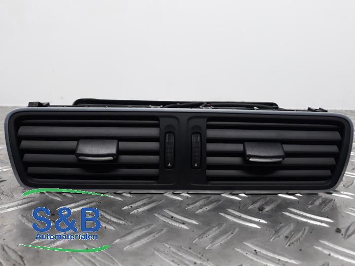 Luftmunstycke, instrumentbräda från en Volkswagen Passat Variant (365) 1.4 TSI 16V 2011