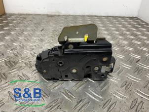 Begagnade Dörrlåsmekanism, 4-dörrars, höger fram Audi A2 (8Z0) 1.4 16V Pris € 35,00 Marginaltabell erbjuds av Schaap & Bron