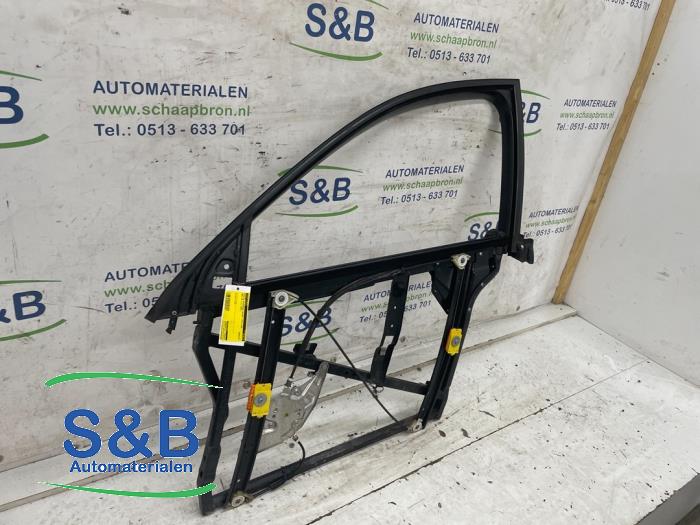 Drzwi lewe przednie korpus wersja 4-drzwiowa z Audi A6 (C5) 2.4 V6 30V 2003