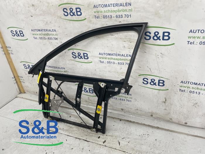 Drzwi lewe przednie korpus wersja 4-drzwiowa z Audi A6 (C5) 2.4 V6 30V 2003