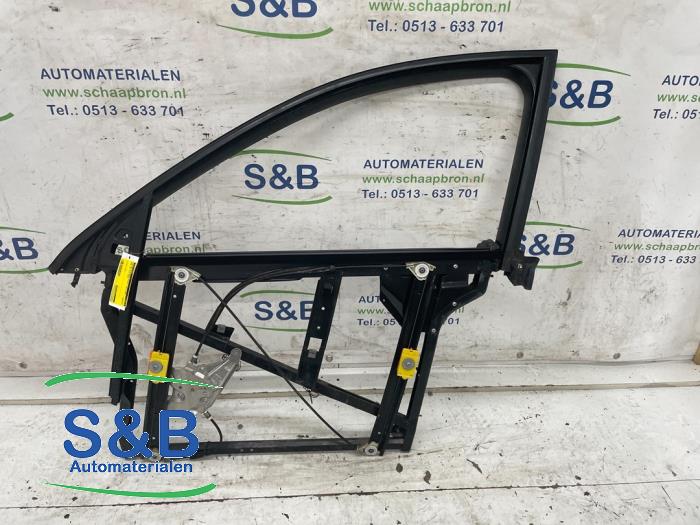 Drzwi lewe przednie korpus wersja 4-drzwiowa z Audi A6 (C5) 2.4 V6 30V 2003