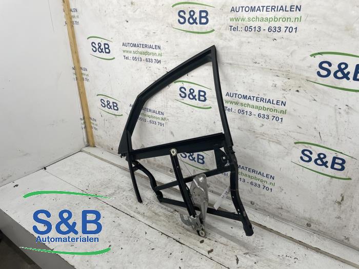 Drzwi lewe przednie korpus wersja 4-drzwiowa z Audi A6 (C5) 2.4 V6 30V 2003