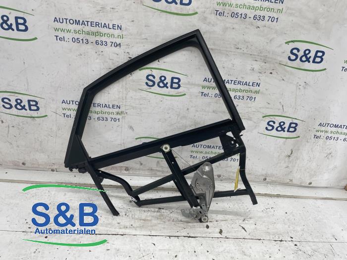 Drzwi lewe przednie korpus wersja 4-drzwiowa z Audi A6 (C5) 2.4 V6 30V 2003