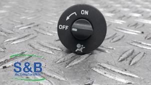 Używane Przelacznik poduszki powietrznej Renault Clio III (BR/CR) 1.4 16V Cena € 10,00 Procedura marży oferowane przez Schaap & Bron