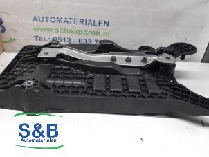 Gebrauchte Batterieträger Volkswagen Polo VI (AW1) 1.0 TSI 12V Preis € 30,00 Margenregelung angeboten von Schaap & Bron