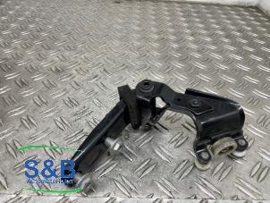 Gebruikte Schuifdeurrol links Volkswagen California T5 2.0 TDI DRF 4Motion Prijs € 50,00 Margeregeling aangeboden door Schaap & Bron