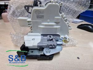 Używane Mechanizm blokady drzwi lewych przednich wersja 4-drzwiowa Seat Leon (1P1) 1.6 TDI 16V 90 Cena € 116,16 Z VAT oferowane przez Schaap & Bron