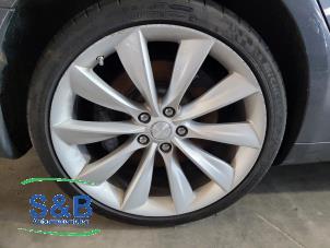 Gebrauchte Felge + Reifen Tesla Model S 70 Preis € 450,00 Margenregelung angeboten von Schaap & Bron