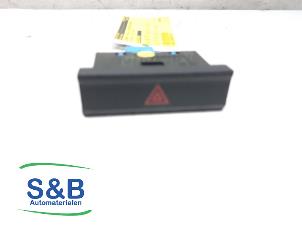 Gebruikte Paniekverlichtings Schakelaar Volkswagen T-Roc I 1.5 TSI Evo BMT 16V Prijs € 15,00 Margeregeling aangeboden door Schaap & Bron