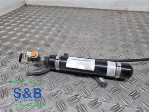 Begagnade Gasfjäder, motorhuv, vänster Mercedes CLA Shooting Brake (117.9) 1.6 CLA-180 16V Pris € 200,00 Marginaltabell erbjuds av Schaap & Bron