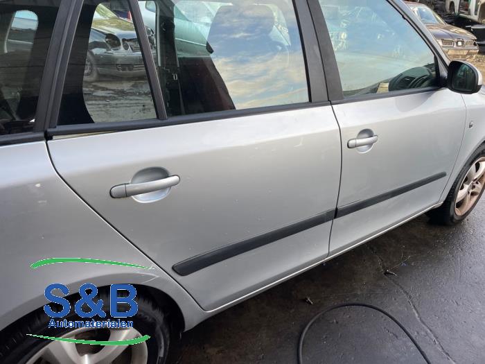 Front door 4-door, right from a Skoda Fabia II Combi 1.2 TDI 12V Greenline 2011