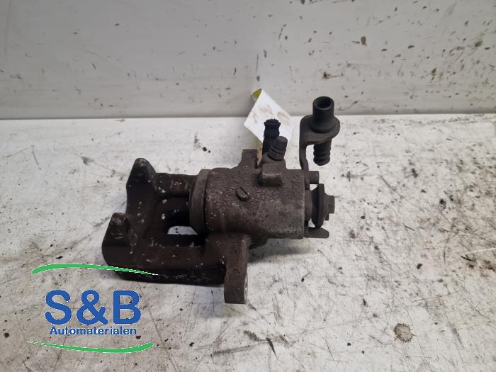 Etrier de frein (pince) arrière droit d'un Audi A1 Sportback (GBA) 1.0 30 TFSI 12V 2020