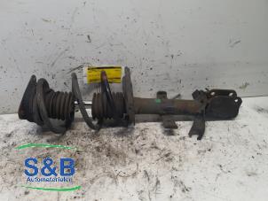 Gebruikte Schokdemper links-voor Renault Captur (2R) 1.2 TCE 16V EDC Prijs € 50,00 Margeregeling aangeboden door Schaap & Bron