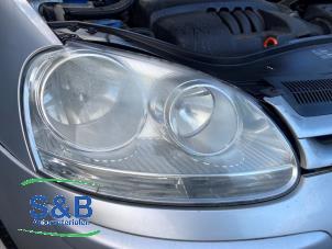 Gebruikte Koplamp rechts Volkswagen Golf V (1K1) 1.6 Prijs € 45,00 Margeregeling aangeboden door Schaap & Bron