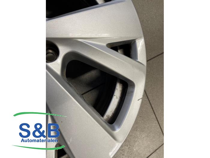 Velg van een Volkswagen T-Roc I 1.0 TSI 12V BlueMotion 2018