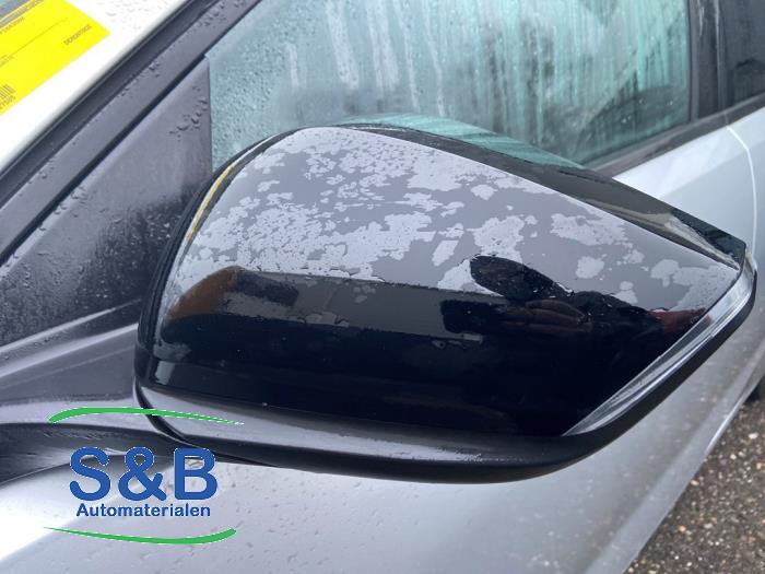Buitenspiegel links van een Opel Astra L Sports Tourer (F4/FC/FN/FR) 1.2 Turbo 130 12V 2023