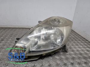 Gebruikte Koplamp links Daihatsu Sirion 2 (M3) 1.0 12V DVVT Prijs € 49,99 Margeregeling aangeboden door Schaap & Bron