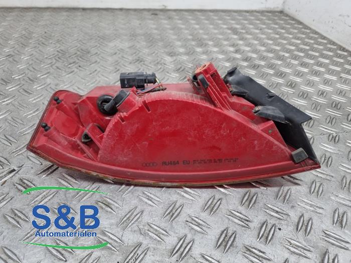 Baklykta, höger från en Audi A5 Cabrio (8F7) 2.7 TDI V6 24V 2009