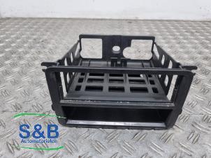 Gebruikte Opbergvak Volkswagen Transporter/Caravelle T5 2.0 BiTDI DRF 4Motion Prijs € 15,00 Margeregeling aangeboden door Schaap & Bron