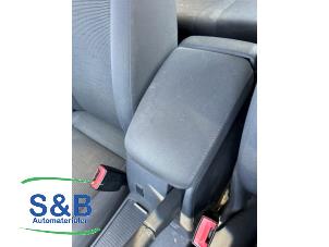 Begagnade Armstöd Volkswagen Golf V (1K1) 1.6 FSI 16V Pris € 49,99 Marginaltabell erbjuds av Schaap & Bron