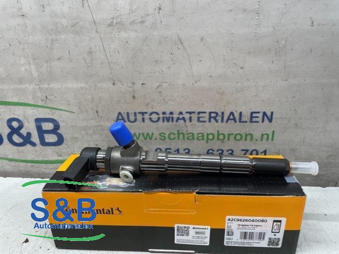 Injector (diesel) from a Volkswagen Caddy Combi III (2KB,2KJ) 1.6 TDI 16V 2013