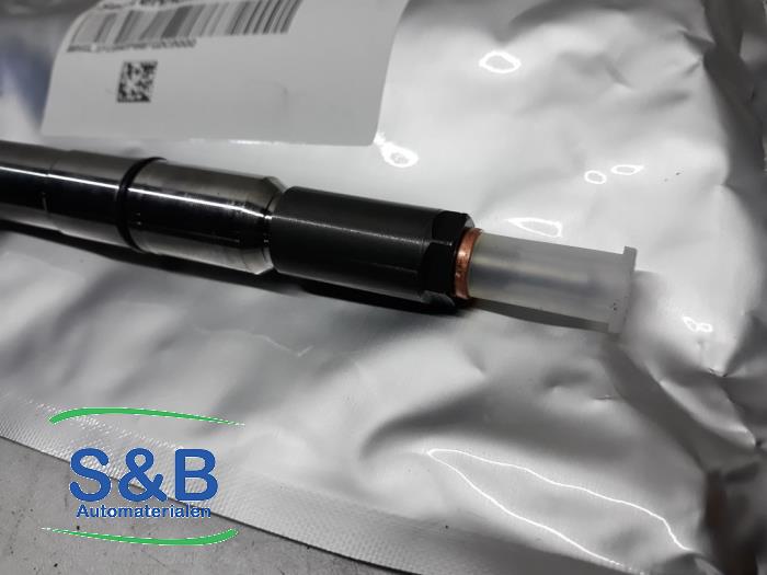 Injector (diesel) from a Volkswagen Caddy Combi III (2KB,2KJ) 1.6 TDI 16V 2013