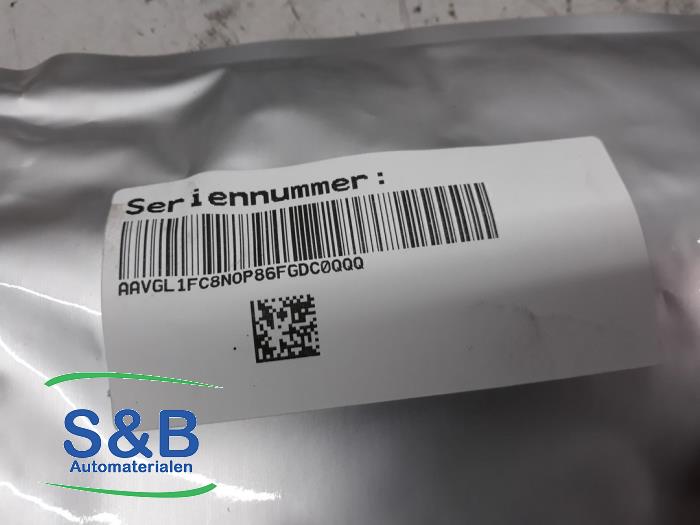 Injector (diesel) from a Volkswagen Caddy Combi III (2KB,2KJ) 1.6 TDI 16V 2013