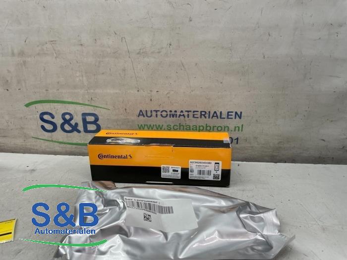 Injector (diesel) from a Volkswagen Caddy Combi III (2KB,2KJ) 1.6 TDI 16V 2013