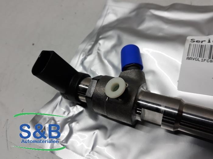 Injector (diesel) from a Volkswagen Caddy Combi III (2KB,2KJ) 1.6 TDI 16V 2013