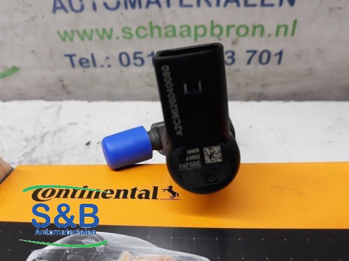 Injector (diesel) from a Volkswagen Caddy Combi III (2KB,2KJ) 1.6 TDI 16V 2013