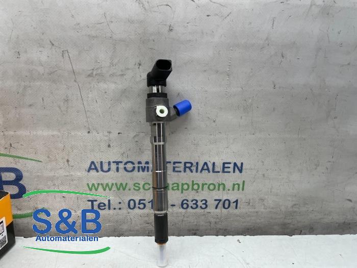 Injector (diesel) from a Volkswagen Caddy Combi III (2KB,2KJ) 1.6 TDI 16V 2013