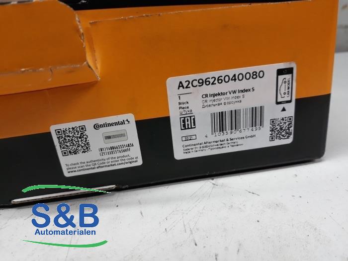 Injector (diesel) from a Volkswagen Caddy Combi III (2KB,2KJ) 1.6 TDI 16V 2013