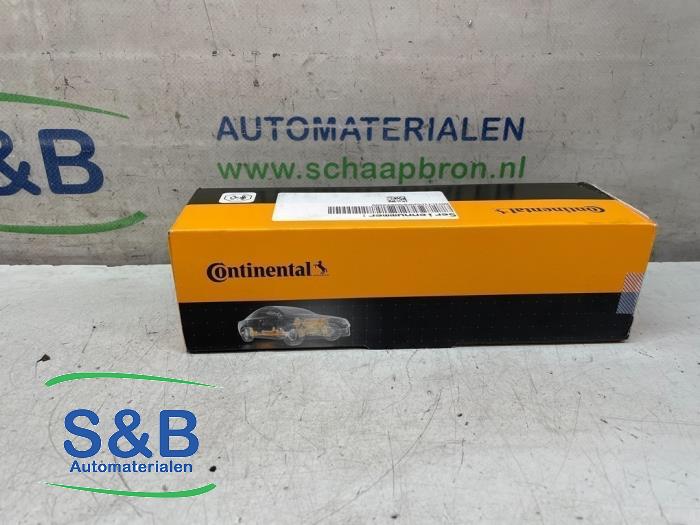 Injector (diesel) from a Volkswagen Caddy Combi III (2KB,2KJ) 1.6 TDI 16V 2013