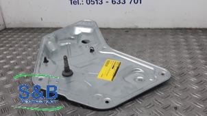 Begagnade Fönstermekanism för bakre dörr, 4-dörrars, höger Skoda Yeti (5LAC) 1.4 TSI 16V Pris € 45,00 Marginaltabell erbjuds av Schaap & Bron