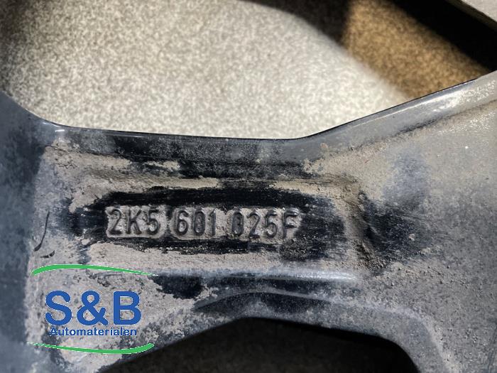 Velg van een Volkswagen Caddy IV 2.0 TDI 102 2019