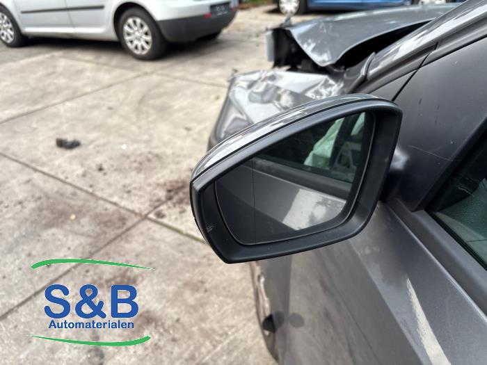 Buitenspiegel links van een Volkswagen Polo V (6R) 1.4 TDI 12V 90 2017