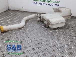 Gebruikte Ruitensproeiertank voor Renault Trafic (1FL/2FL/3FL/4FL) 1.6 dCi 145 Twin Turbo Prijs € 35,00 Margeregeling aangeboden door Schaap & Bron