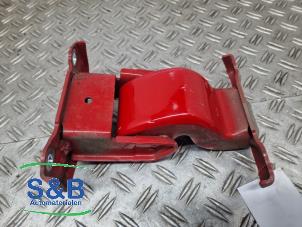 Gebruikte Scharnier deur links-achter Renault Trafic (1FL/2FL/3FL/4FL) 1.6 dCi 95 Prijs € 50,00 Margeregeling aangeboden door Schaap & Bron