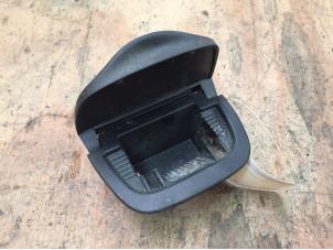 Gebruikte Asbak voor Peugeot 206 (2A/C/H/J/S) 1.1 XN,XR Prijs € 9,99 Margeregeling aangeboden door F. van den Mosselaar autodemontage