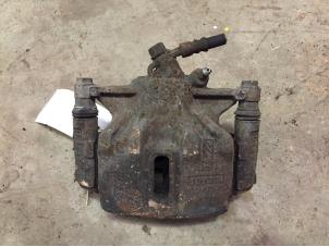 Begagnade Främre bromsok, vänster Toyota Corolla (E11) 1.6 16V Pris € 20,00 Marginaltabell erbjuds av F. van den Mosselaar autodemontage