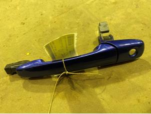 Begagnade Dörrhandtag, 4-dörrars, vänster fram Mazda 3 Sport (BK) 2.0i 16V Pris € 10,00 Marginaltabell erbjuds av F. van den Mosselaar autodemontage