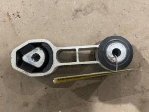 Gebruikte Versnellingsbak Steun Fiat 500C (312) 1.2 69 Prijs € 15,00 Margeregeling aangeboden door F. van den Mosselaar autodemontage