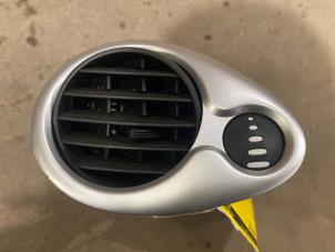 Begagnade Luftmunstycke, instrumentbräda Renault Clio III (BR/CR) 1.5 dCi FAP Pris € 10,00 Marginaltabell erbjuds av F. van den Mosselaar autodemontage